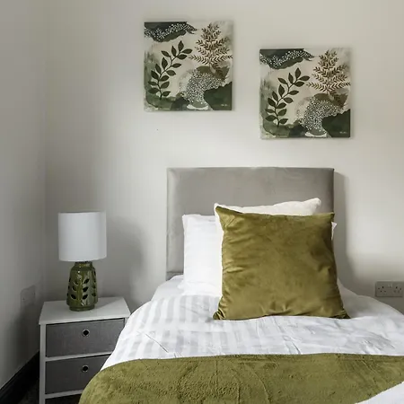 Spacious Three-bedroom In Leeds 아파트