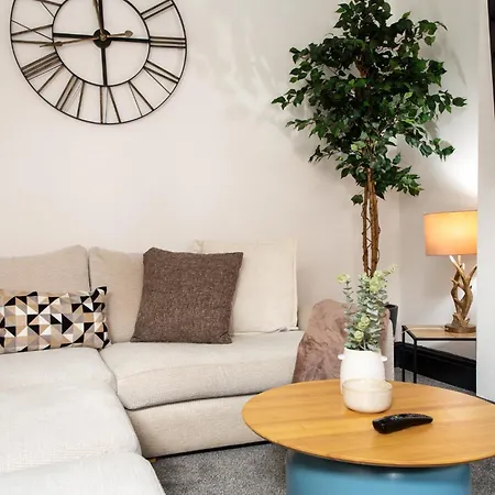 Spacious Three-bedroom In Leeds *