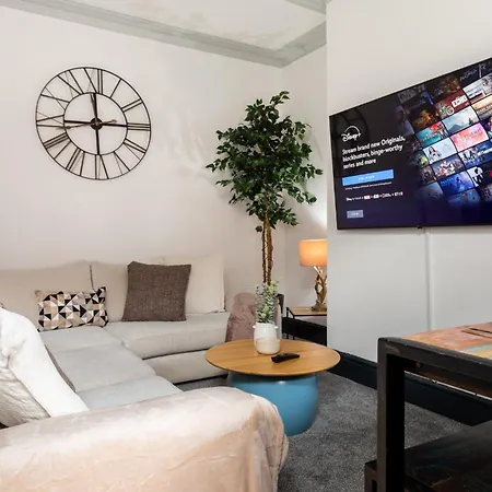 Апартаменты Spacious Three-bedroom In Leeds