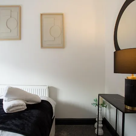 Spacious Three-bedroom In Leeds 아파트 *