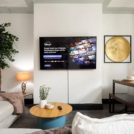 Spacious Three-bedroom In Leeds 리즈