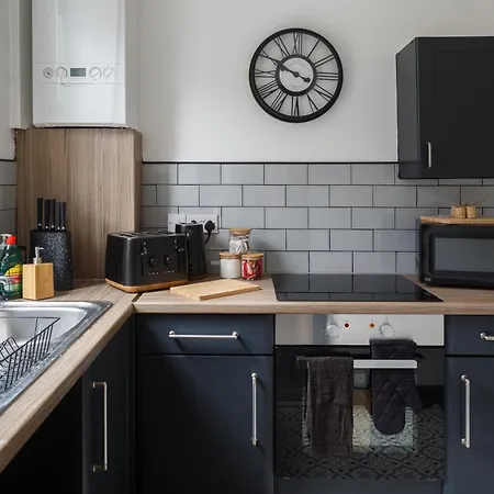 Spacious Three-bedroom In Leeds * 리즈