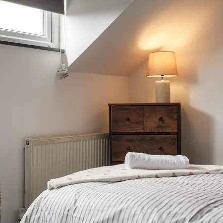 Spacious Three-bedroom In Leeds Appartamento