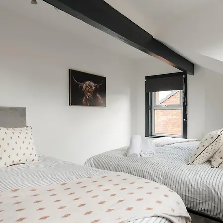 Spacious Three-bedroom In Leeds *