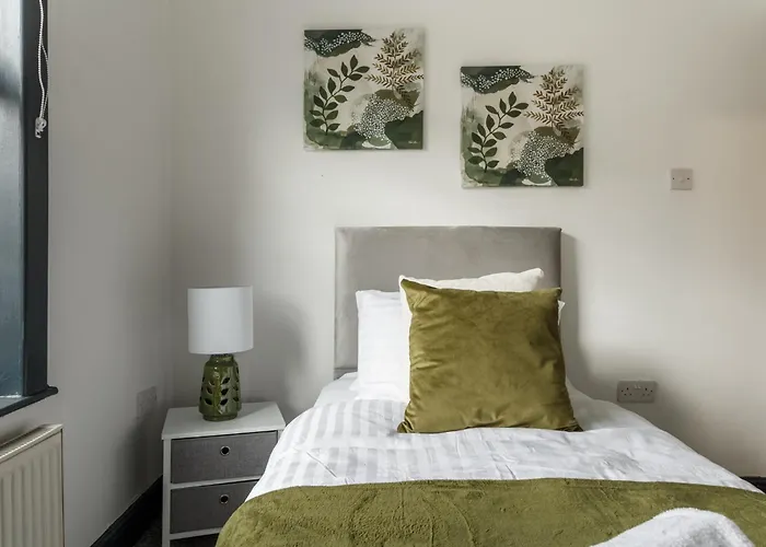 Spacious Three-bedroom In Leeds 아파트