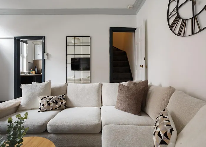 Spacious Three-bedroom In Leeds 아파트 리즈