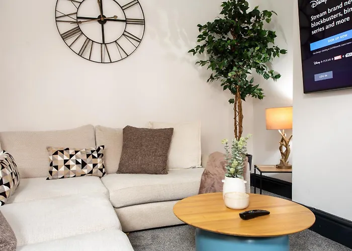 Spacious Three-bedroom In Leeds *