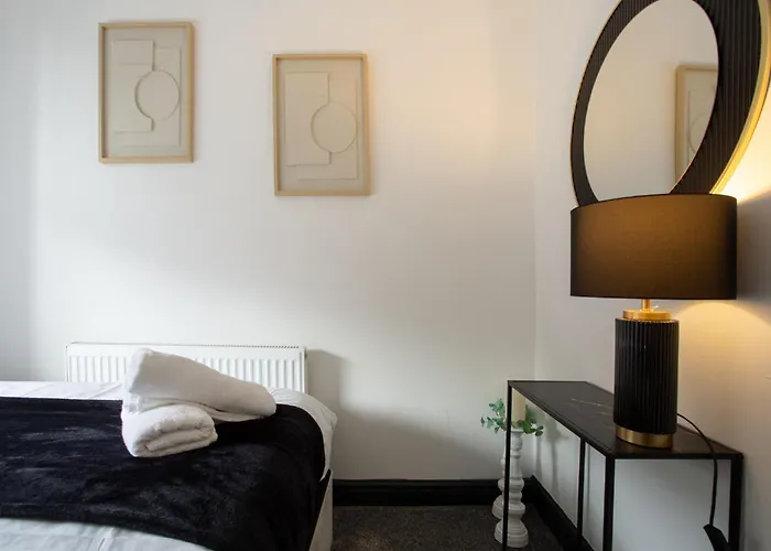 Spacious Three-bedroom In Leeds 아파트 *