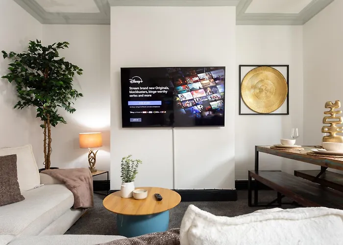 Spacious Three-bedroom In Leeds 리즈