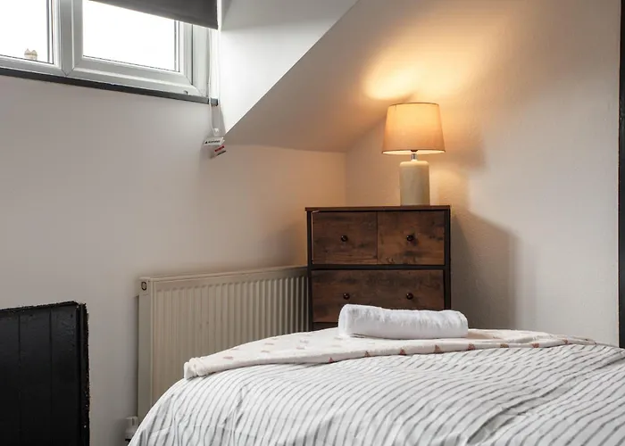 Spacious Three-bedroom In Leeds Appartamento