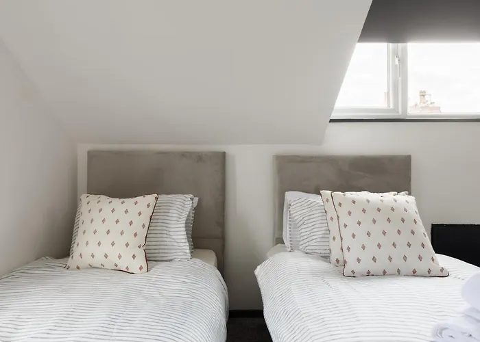 Spacious Three-bedroom In Leeds Appartamento