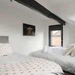Spacious Three-bedroom In Leeds *
