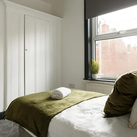 Spacious Three-bedroom In Leeds Διαμέρισμα *